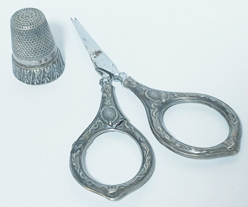 Lindo antigo conjunto de tesoura e dedal em prata portuguesa