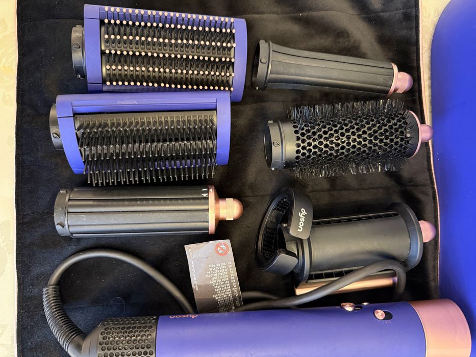 Продам стайлер Dyson у хорошому стані. Все працює справно, користувались бережно. У комплекті насадки.
