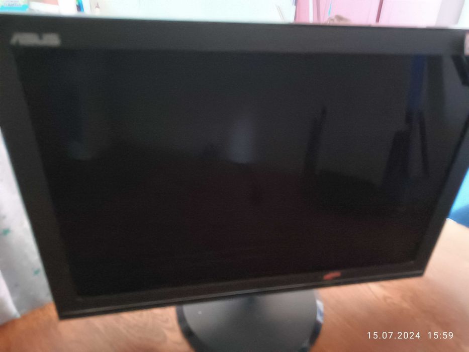 Монітор, клавіатура, навушники.