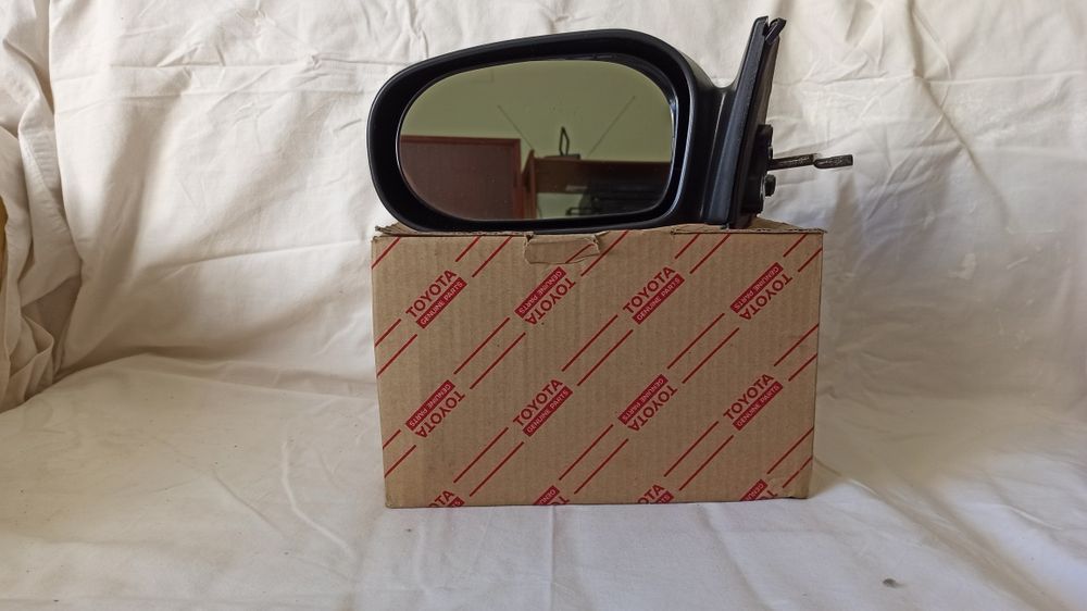 Toyota Tercel, espelho exterior esquerdo.