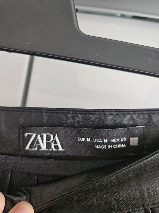 Spódnica zara z ekoskóry midi zapinana na guziki rozmiar 38 m