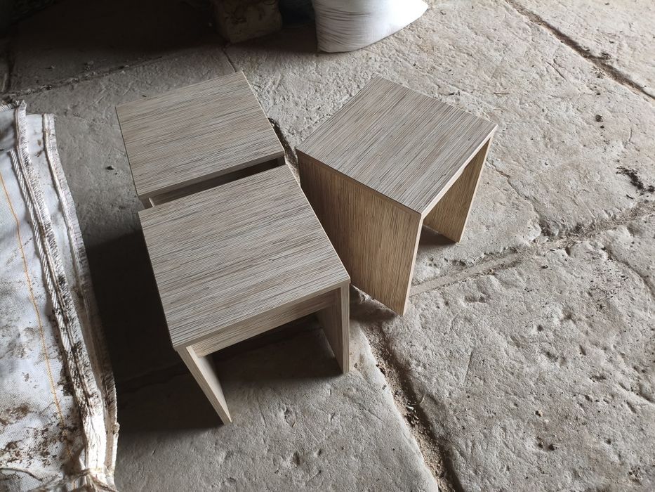 Stół z krzesłami / stołkami