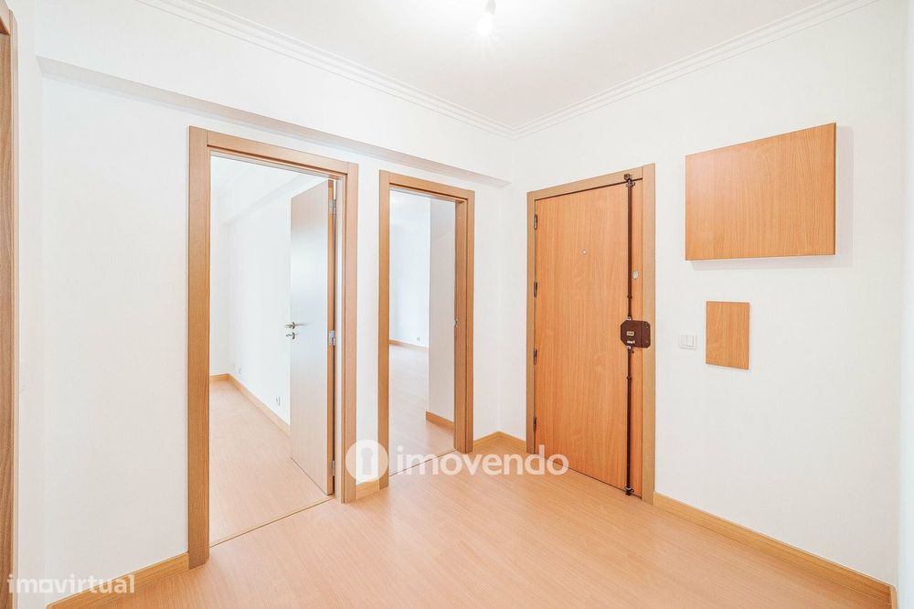 Apartamento T3, com terraço e arrecadação, em Mem Martins