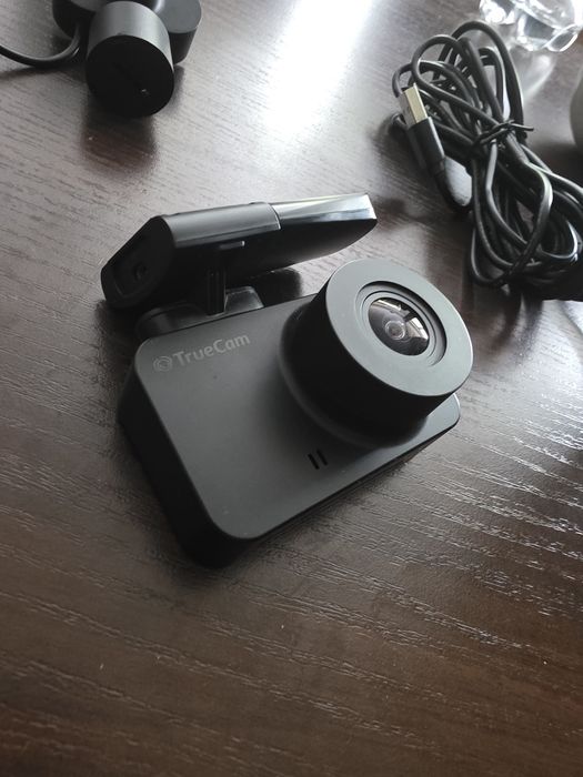 TrueCam M5 z modułem GPS, przewodem i zasilaniem.