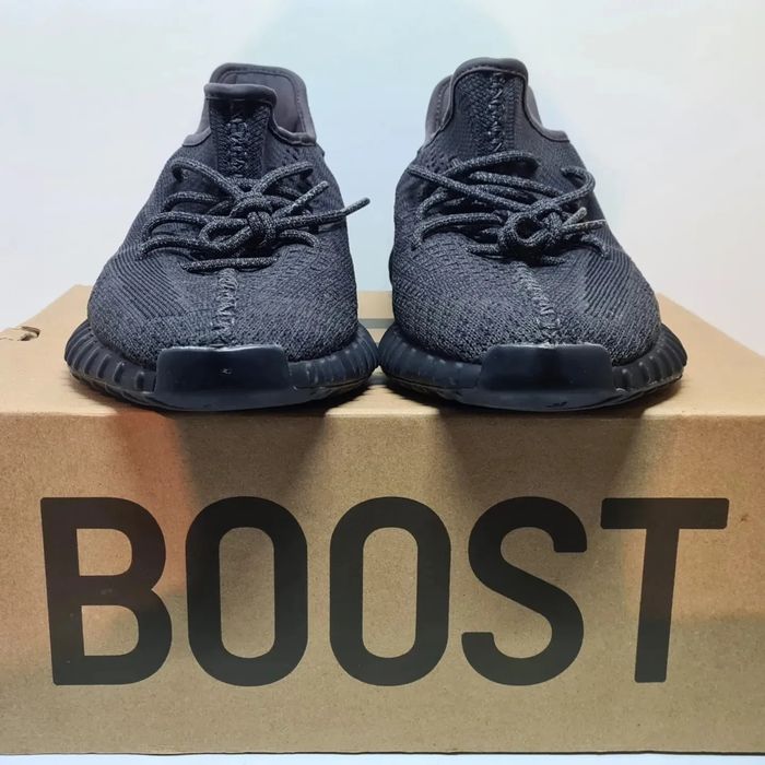 Yeezy Boost V2 Black Non-reflective Tamanho 44 que serve a um 42