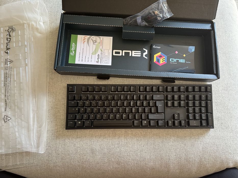 Teclado mecânico Ducky One 2 100% RGB cherry silent red