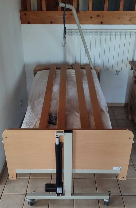 Cama hospitalar com ajuste elétrico de altura e inclinação