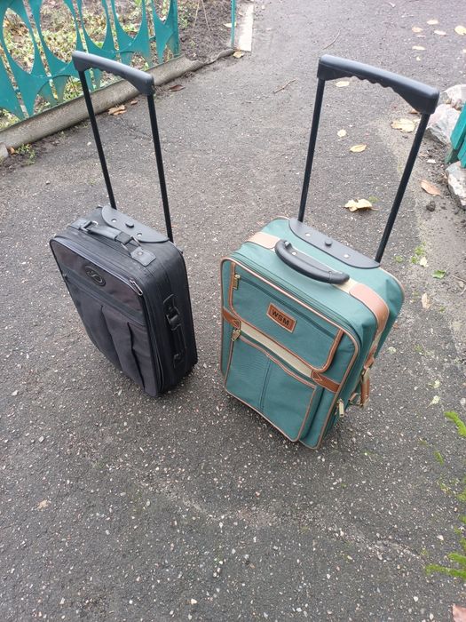 Продам зелёный чемодан на колесах.