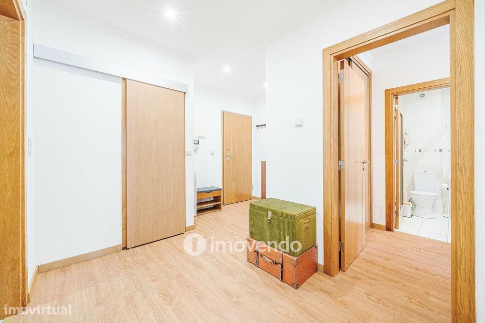 Apartamento T2 moderno, com estacionamento, nas Casas do Lago