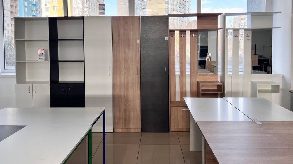 РАСПРОДАЖА офисной мебели  кресла руководителя стулья