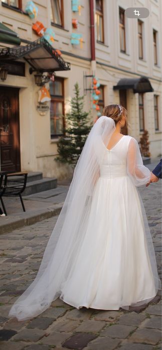 Весільне плаття .