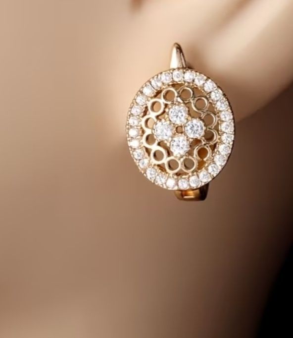 Brincos de flor vazada com banho de ouro