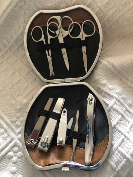 zestaw do manicure w eleganckim etui