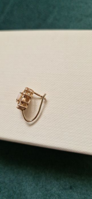 Złote kolczyki z opalem i cyrkoniami