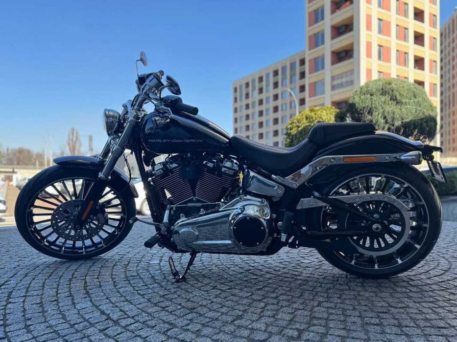 2025 Harley-Davidson® Breakout колір Vivid Black