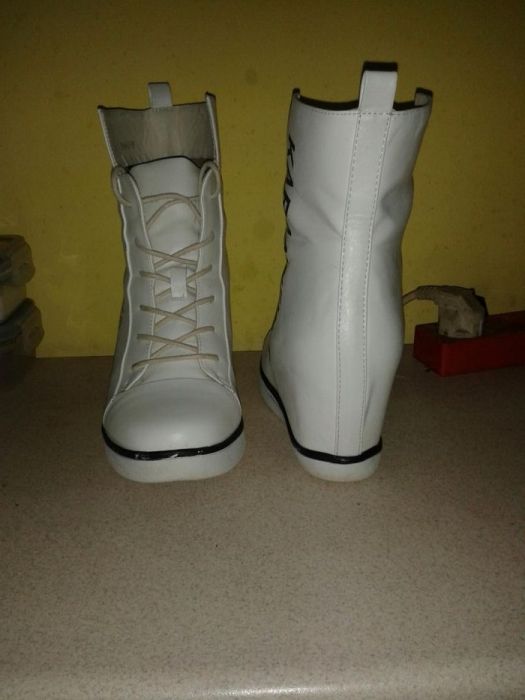 Białe sneakersy .