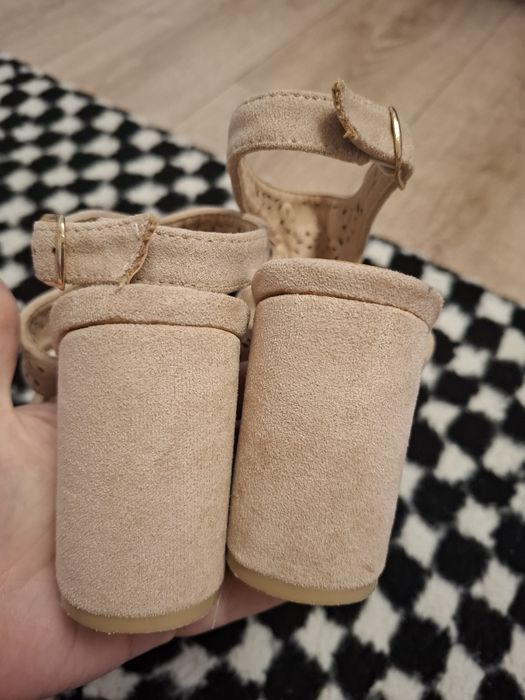 Piękne sandałki na słupku 38