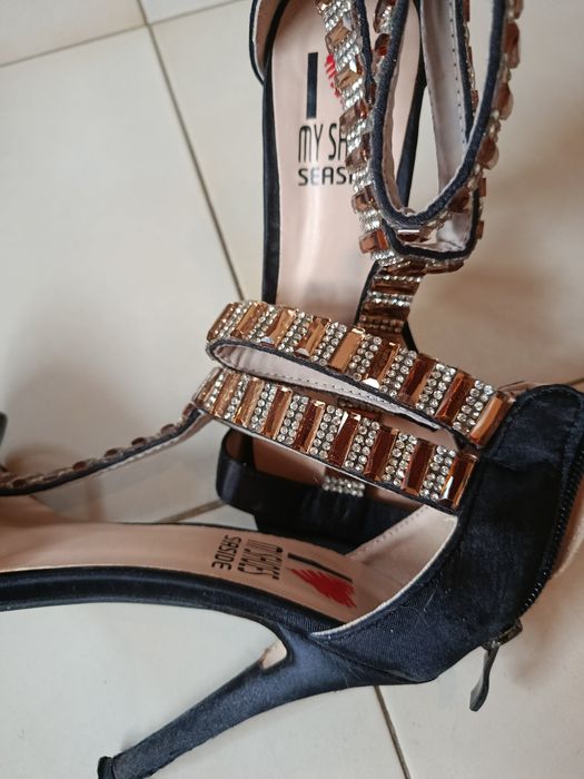 Sandália de cerimónia cetim e brilhantes