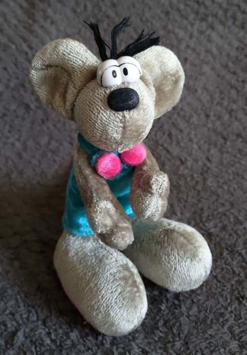 Wielkostopa szara myszka Diddl w turkusowych spodenkach