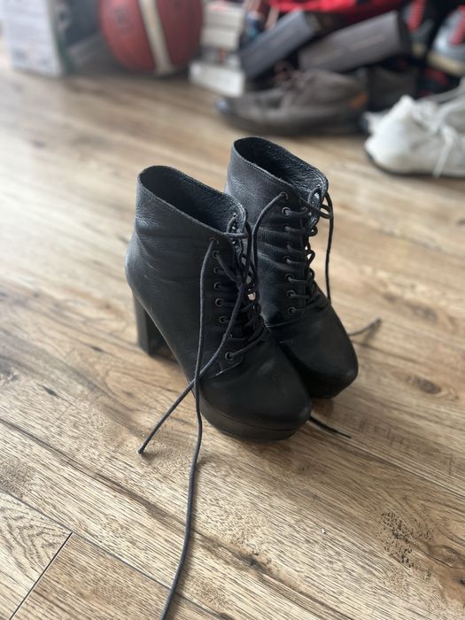 Czarne skórzane lity