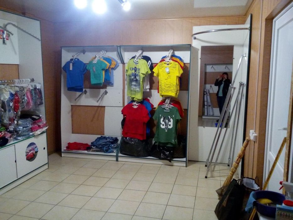 Продам меблі з дитячого магазину одягу