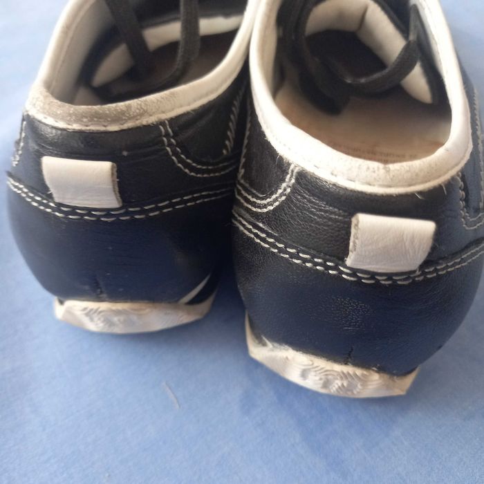 Damskie sneakersy firmy MEDICUS w rozmiarze 39.