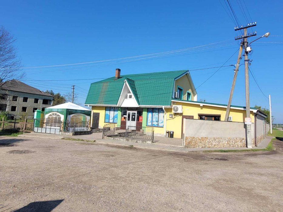 Будівля з бізнесом ( продуктовий і господарський магазини ) та житловий 2-й поверх, с. Дернів