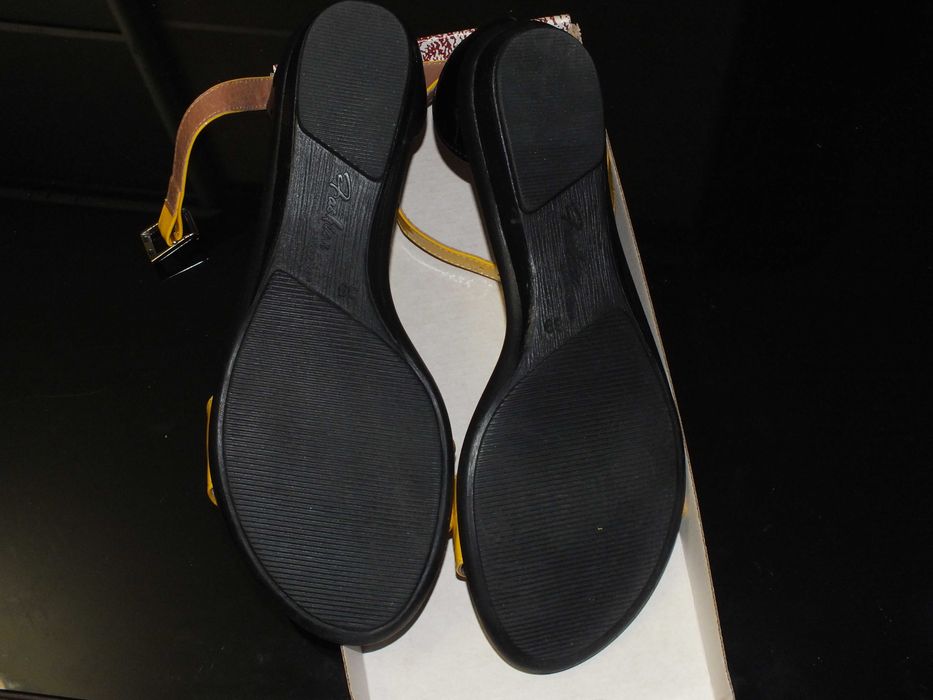 Босоніжки жіночі