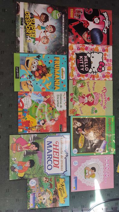 Lote 10 cadernetas diversas - sem cromos