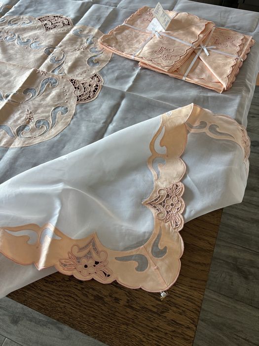Toalha de mesa em algodão e organza com bordado da madeira
