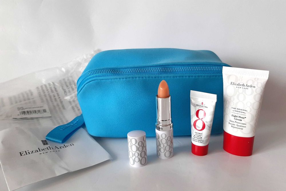 zestaw Elizabeth Arden z kosmetyczką kremy pomadka balsam