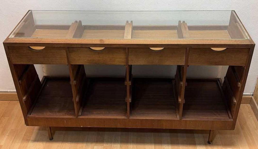 Balcão de antiga retrosaria, altura 90X50X150 cm