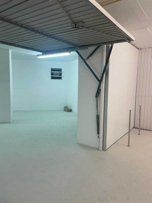 Armazém com 65 m² em Cascais — Espaço Amplo e Versátil