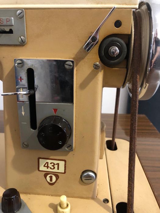 Maszyna do szycia Łucznik 431 – PRL, szafka