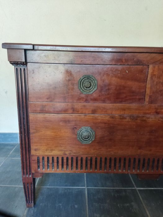 Cômoda antiga de madeira