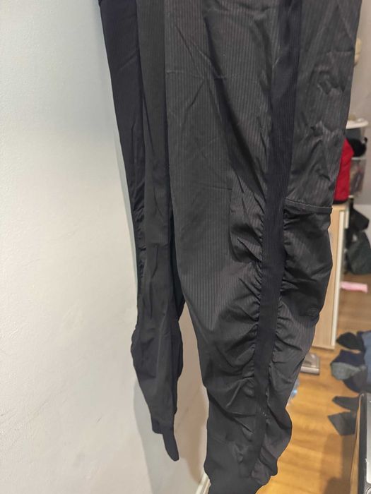 czarne spodnie sportowe Lulu Lemon