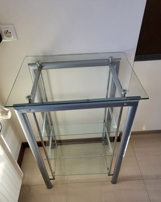 Mały szklany regał