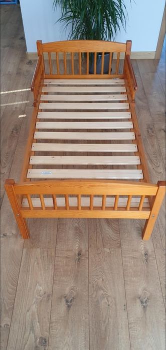 Drewniane łóżko dziecięce