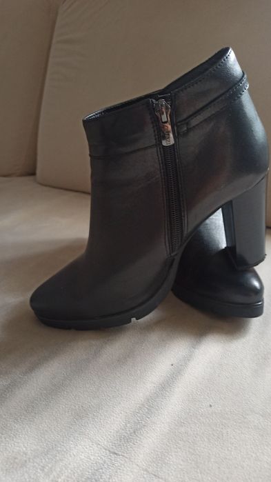 Skórzane botki zapinane na zamek