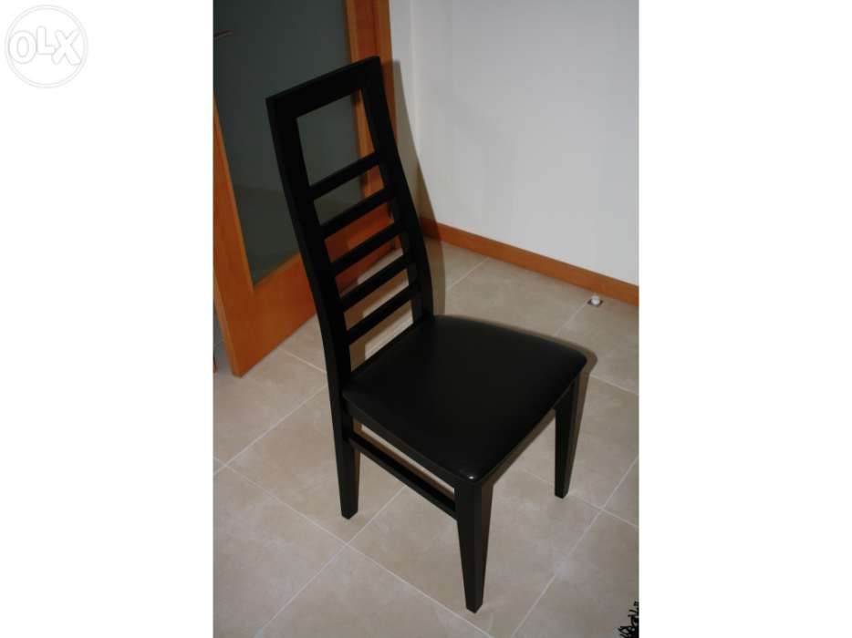 Mesa em vidro e cadeiras