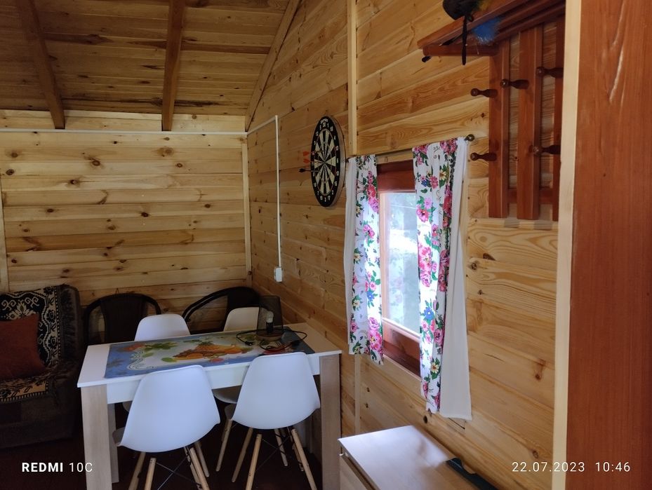 Domek nad zalewem na ogrodzonej działce.