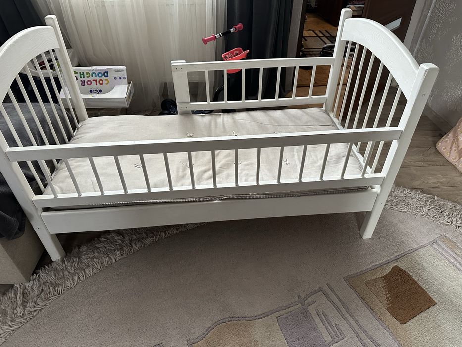 Дитяче деревʼяне ліжко 70*1,40 +матрас, постіль