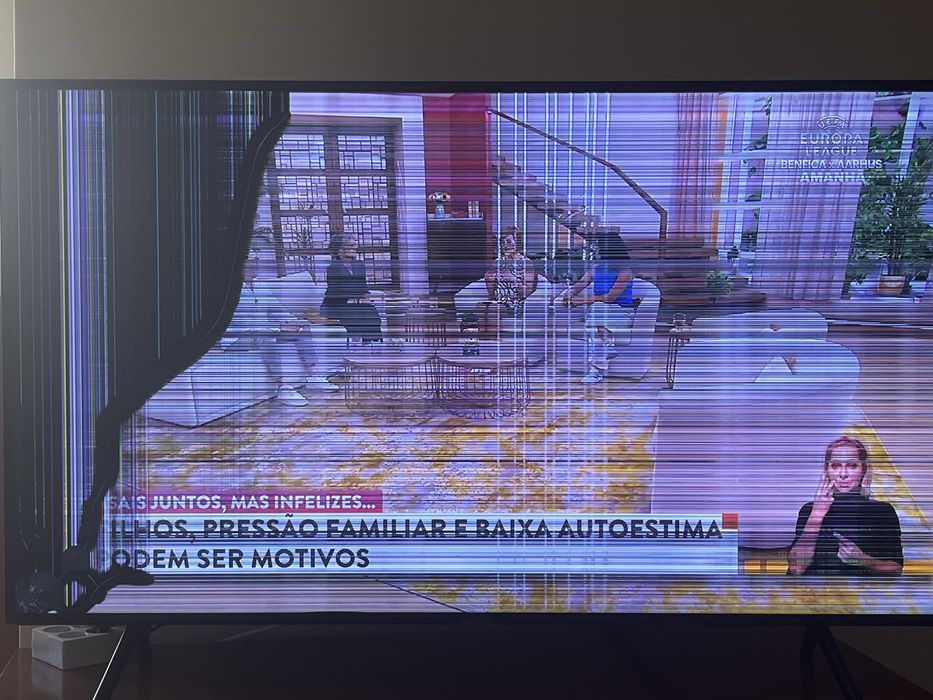 Vendo TV Samsung de 55’ com ecrã danificado para peças