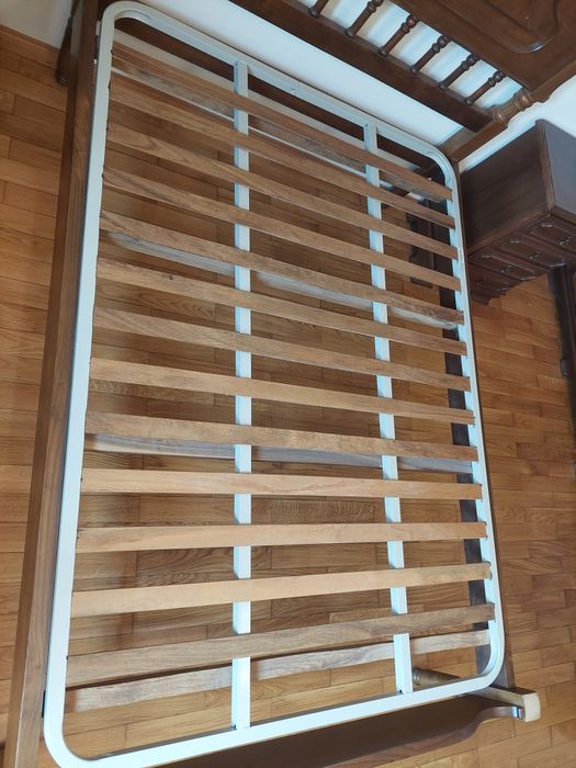 Cama de casal + duas mesinhas de cabeceira + cómoda + espelho