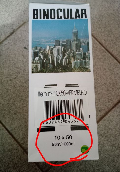 Vendo binóculos novos tem um longo alcance.