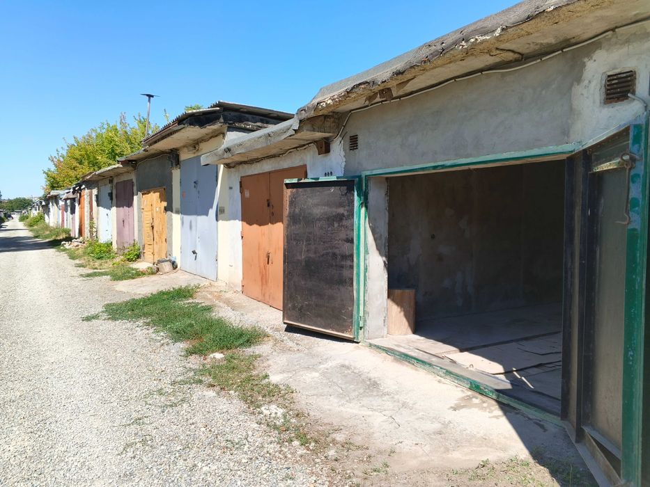 Продам капітальний гараж.Кооп. номер 8. Район Війскове містечко.Гараж та земля під ним приватизовані. Від власника. Можливо обмін на авто