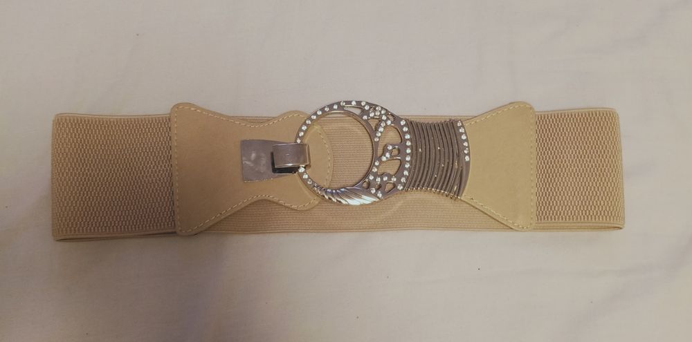 Beżowy pasek z ozdobną klamrą