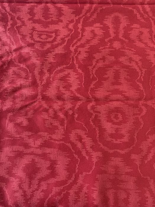 Peça em tecido encarnado