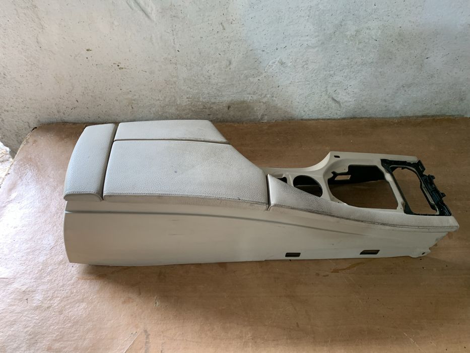 Podłokietnik beżowy jasny bmw e60/e61 europa tunel środkowy