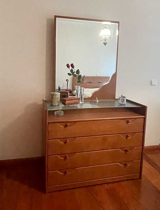 Cómoda em madeira maciça com espelho